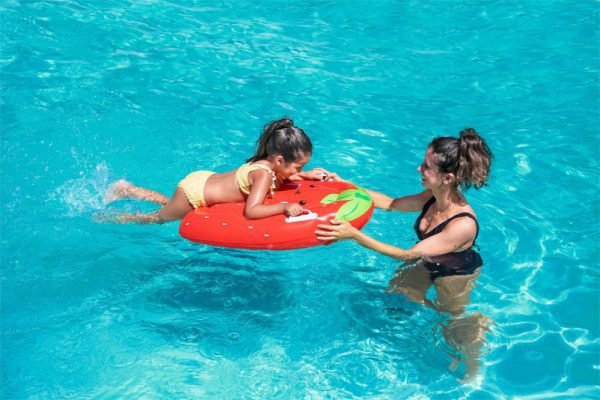 ⁦فرشة سباحة اطفال نفخ ركوب فروالة مع مسكات يد 84×56سم⁩ - الصورة ⁦3⁩